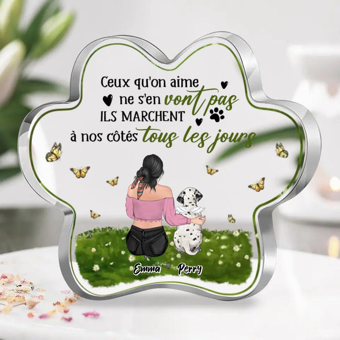 Personalized Dog Mom Acrylic Plaque - Up to 4 Dogs/Cats - Mother's Day Gift Idea Dog/Cat Lovers - French Version - Ceux Qu'on Aime Ne S'en Vont Pas Ils Marchent À Nos Côtés Tous Les Jours