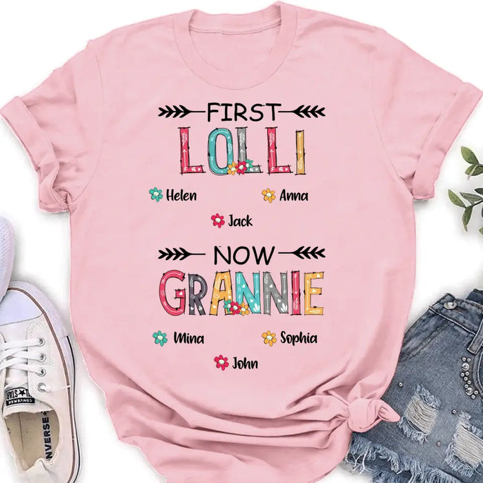 Personalized Grandma T-shirt/Long Sleeve/Sweatshirt/Hoodie - Up to 4 Kids And 8 Grandkids - Mother's Day Gift Idea for Grandma - First Mom Now Nana Kid And Grandkids Flower Pattern