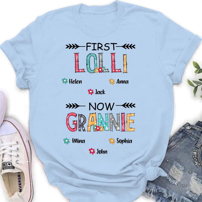Personalized Grandma T-shirt/Long Sleeve/Sweatshirt/Hoodie - Up to 4 Kids And 8 Grandkids - Mother's Day Gift Idea for Grandma - First Mom Now Nana Kid And Grandkids Flower Pattern