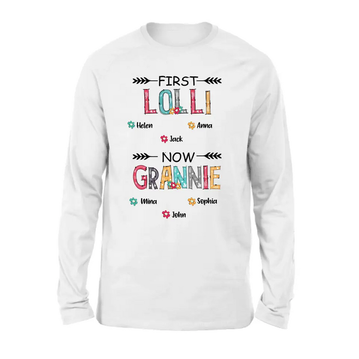 Personalized Grandma T-shirt/Long Sleeve/Sweatshirt/Hoodie - Up to 4 Kids And 8 Grandkids - Mother's Day Gift Idea for Grandma - First Mom Now Nana Kid And Grandkids Flower Pattern