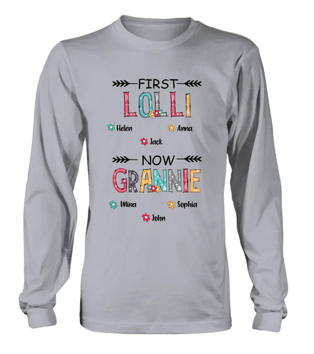 Personalized Grandma T-shirt/Long Sleeve/Sweatshirt/Hoodie - Up to 4 Kids And 8 Grandkids - Mother's Day Gift Idea for Grandma - First Mom Now Nana Kid And Grandkids Flower Pattern