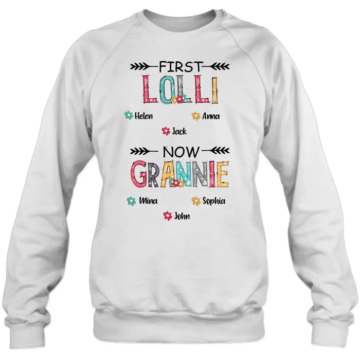 Personalized Grandma T-shirt/Long Sleeve/Sweatshirt/Hoodie - Up to 4 Kids And 8 Grandkids - Mother's Day Gift Idea for Grandma - First Mom Now Nana Kid And Grandkids Flower Pattern