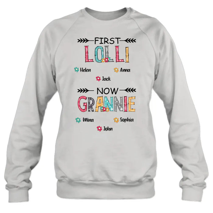 Personalized Grandma T-shirt/Long Sleeve/Sweatshirt/Hoodie - Up to 4 Kids And 8 Grandkids - Mother's Day Gift Idea for Grandma - First Mom Now Nana Kid And Grandkids Flower Pattern