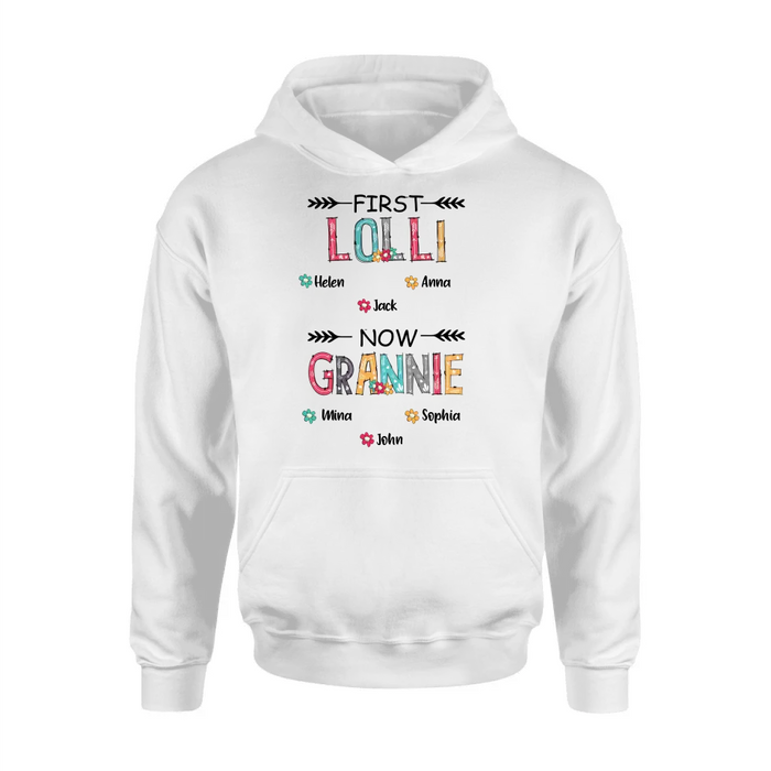 Personalized Grandma T-shirt/Long Sleeve/Sweatshirt/Hoodie - Up to 4 Kids And 8 Grandkids - Mother's Day Gift Idea for Grandma - First Mom Now Nana Kid And Grandkids Flower Pattern