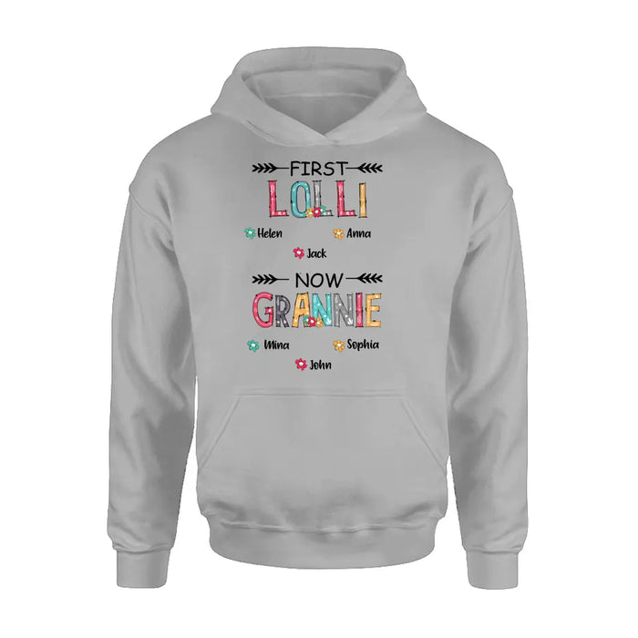 Personalized Grandma T-shirt/Long Sleeve/Sweatshirt/Hoodie - Up to 4 Kids And 8 Grandkids - Mother's Day Gift Idea for Grandma - First Mom Now Nana Kid And Grandkids Flower Pattern