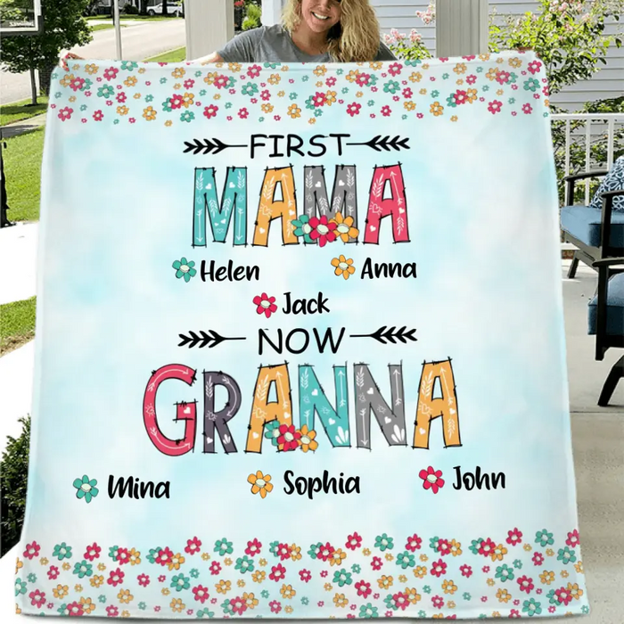 Personalized Grandma Fleece Throw Blanket/Quilt - Up to 4 Kids And 8 Grandkids - Mother's Day Gift Idea for Grandma - First Mom Now Nana Kid And Grandkids Flower Pattern