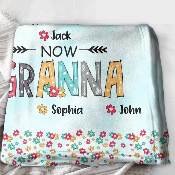 Personalized Grandma Fleece Throw Blanket/Quilt - Up to 4 Kids And 8 Grandkids - Mother's Day Gift Idea for Grandma - First Mom Now Nana Kid And Grandkids Flower Pattern